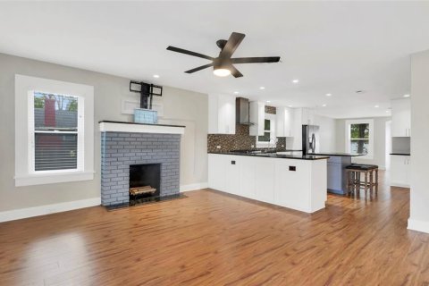 House in Saint Petersburg, Florida 3 bedrooms, 120.96 sq.m. № 1793551 - photo 6