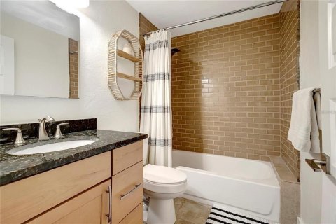 House in Saint Petersburg, Florida 3 bedrooms, 120.96 sq.m. № 1793551 - photo 14