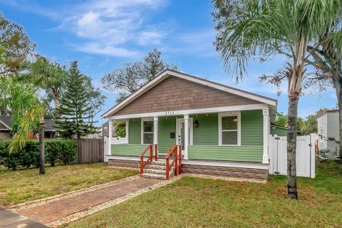 House in Saint Petersburg, Florida 3 bedrooms, 120.96 sq.m. № 1793551 - photo 1