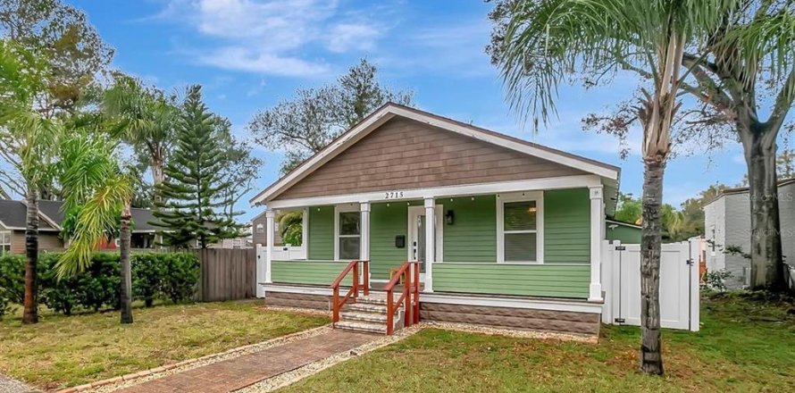 House in Saint Petersburg, Florida 3 bedrooms, 120.96 sq.m. № 1793551