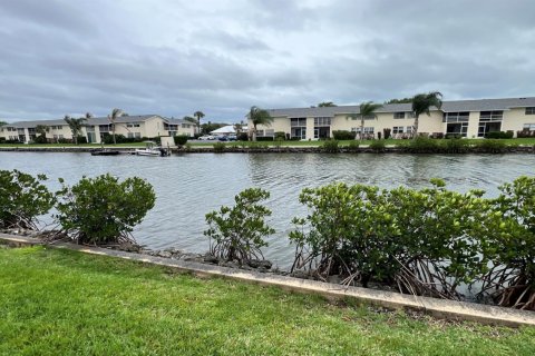 Condo in Vero Beach, Florida, 2 bedrooms № 2178055 - photo 11