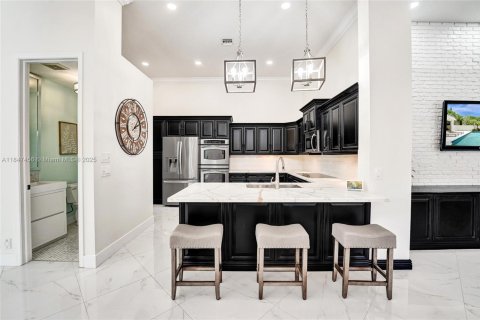 House in Weston, Florida 5 bedrooms, 282.89 sq.m. № 1847767 - photo 16