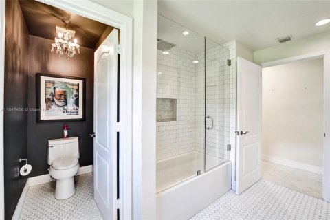 House in Weston, Florida 5 bedrooms, 282.89 sq.m. № 1847767 - photo 23