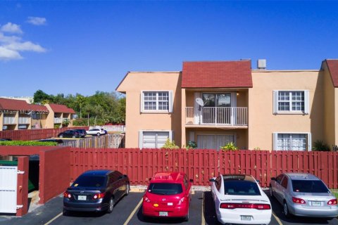Copropriété à louer à Miami, Floride: 2 chambres, 97.55 m2 № 1927952 - photo 1