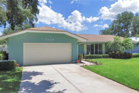 House in Dunedin, Florida 4 bedrooms, 188.5 sq.m. № 2157191