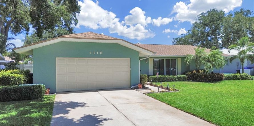 House in Dunedin, Florida 4 bedrooms, 188.5 sq.m. № 2157191