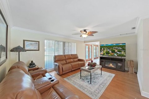 House in Dunedin, Florida 4 bedrooms, 188.5 sq.m. № 2157191 - photo 18