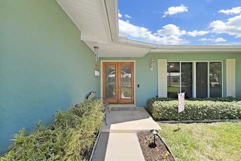 House in Dunedin, Florida 4 bedrooms, 188.5 sq.m. № 2157191 - photo 12