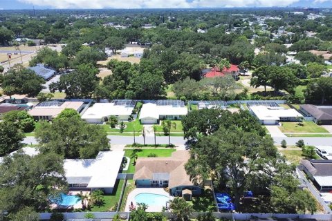 House in Dunedin, Florida 4 bedrooms, 188.5 sq.m. № 2157191 - photo 5