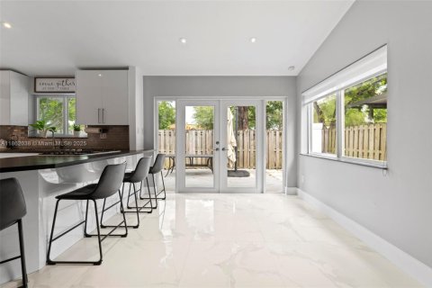 House in Miami, Florida 3 bedrooms, 135.08 sq.m. № 1891372 - photo 7