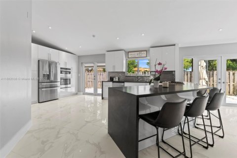 House in Miami, Florida 3 bedrooms, 135.08 sq.m. № 1891372 - photo 6