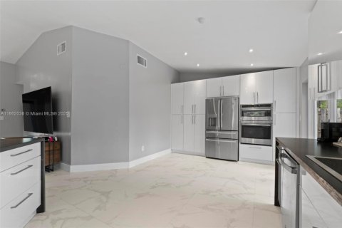 House in Miami, Florida 3 bedrooms, 135.08 sq.m. № 1891372 - photo 8
