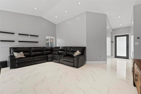 House in Miami, Florida 3 bedrooms, 135.08 sq.m. № 1891372 - photo 12