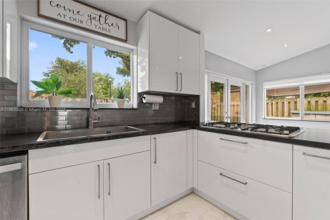House in Miami, Florida 3 bedrooms, 135.08 sq.m. № 1891372 - photo 3