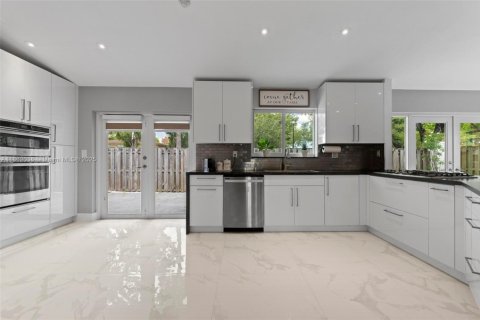House in Miami, Florida 3 bedrooms, 135.08 sq.m. № 1891372 - photo 5