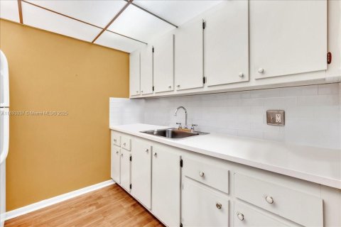 Condominio en venta en Pembroke Pines, Florida, 1 dormitorio, 63.64 m2 № 1443569 - foto 13