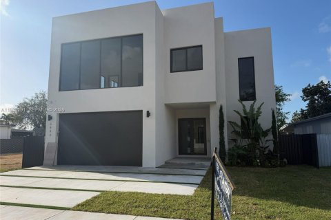 Дом в Майами, Флорида 4 спальни, 297.29м2 № 2049049