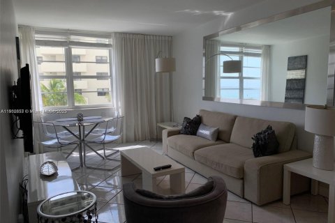 Condo in Miami Beach, Florida, 1 bedroom  № 1968290 - photo 2