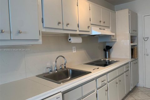 Condo in Miami Beach, Florida, 1 bedroom  № 1968290 - photo 8