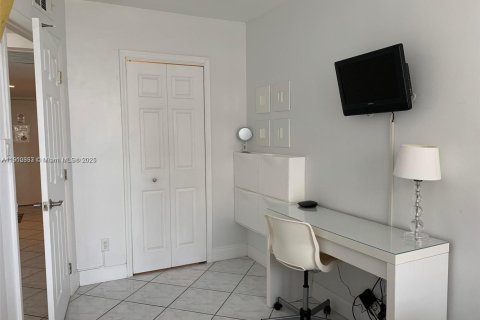 Condo in Miami Beach, Florida, 1 bedroom  № 1968290 - photo 12
