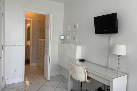 Condo in Miami Beach, Florida, 1 bedroom  № 1968290 - photo 11