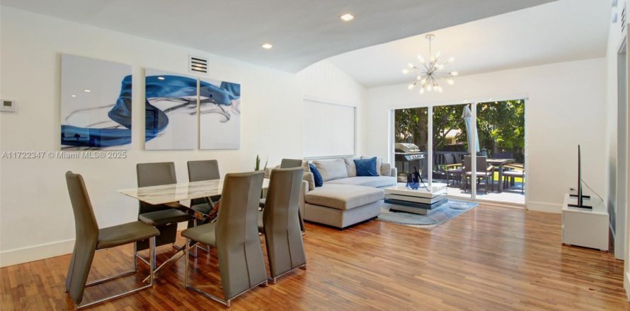 Villa ou maison à Miami, Floride 3 chambres, 111.48 m2 № 1863239