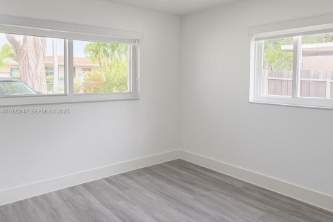 Villa ou maison à louer à Cutler Bay, Floride: 3 chambres, 117.43 m2 № 1984278 - photo 4