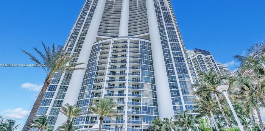 Condo in Sunny Isles Beach, Florida, 3 bedrooms  № 1954463