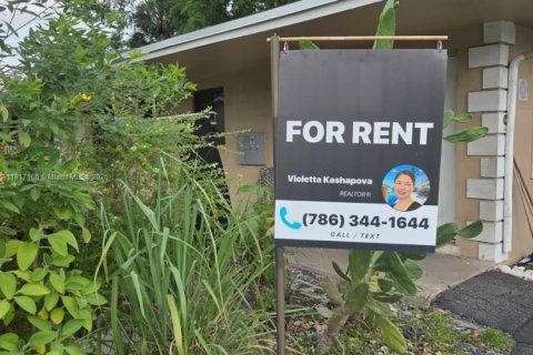 Villa ou maison à louer à Oakland Park, Floride: 1 chambre, 69.68 m2 № 1973487 - photo 1