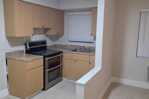 Villa ou maison à louer à Oakland Park, Floride: 1 chambre, 69.68 m2 № 1973487 - photo 4