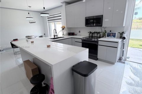 Adosado en alquiler en Pembroke Pines, Florida, 3 dormitorios, 140.75 m2 № 2026560 - foto 10