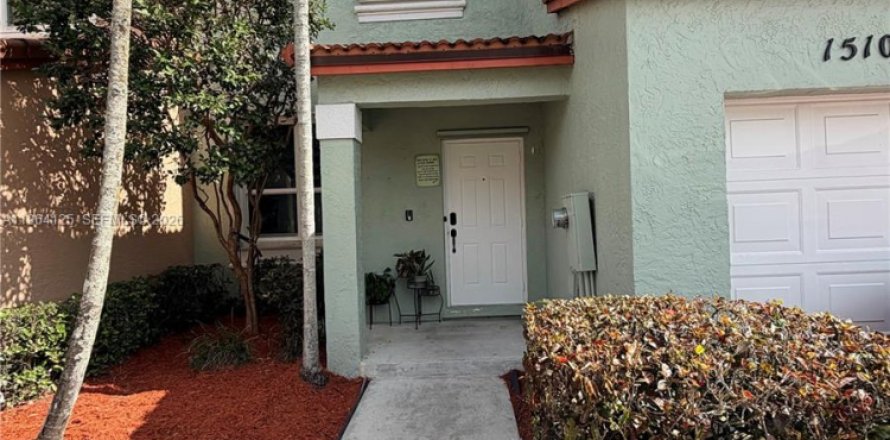 Adosado en Pembroke Pines, Florida 3 dormitorios, 140.75 m2 № 2026560