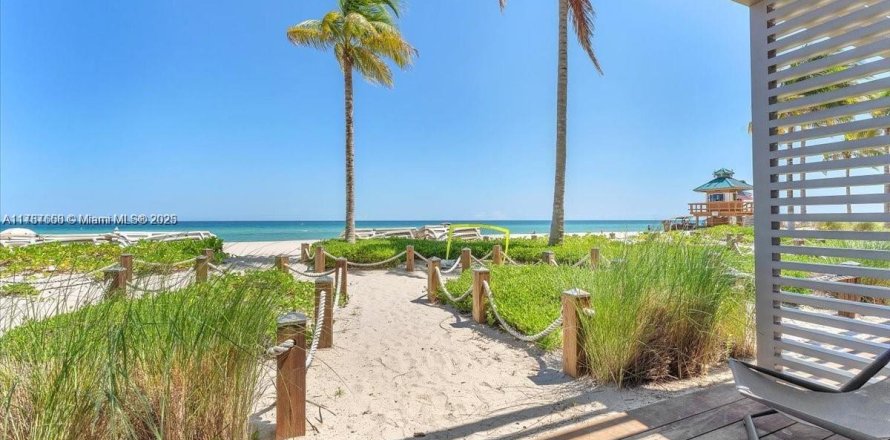 Studio in the Condo in Sunny Isles Beach, Florida № 1861059