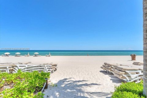 Condo in Sunny Isles Beach, Florida  № 1861059 - photo 9