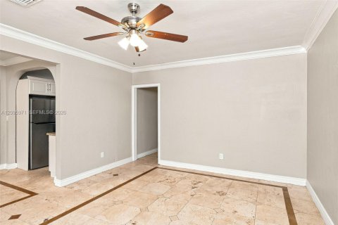 Villa ou maison à louer à North Miami Beach, Floride: 4 chambres, 126.35 m2 № 2385110 - photo 3