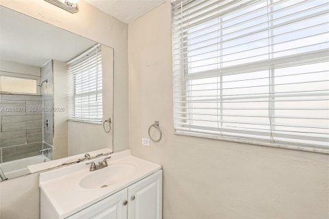 Villa ou maison à louer à North Miami Beach, Floride: 4 chambres, 126.35 m2 № 2385110 - photo 13