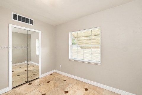Villa ou maison à louer à North Miami Beach, Floride: 4 chambres, 126.35 m2 № 2385110 - photo 9
