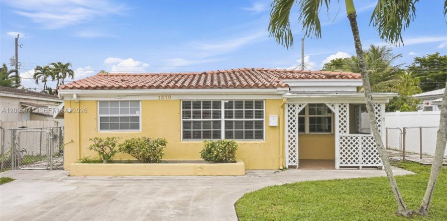 Villa ou maison à North Miami Beach, Floride 4 chambres, 126.35 m2 № 2385110