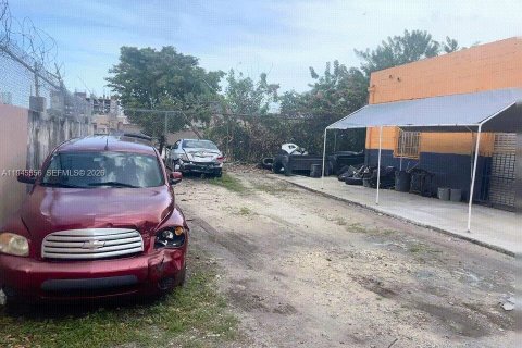 Immobilier commercial à vendre à Miami, Floride № 2002002 - photo 2