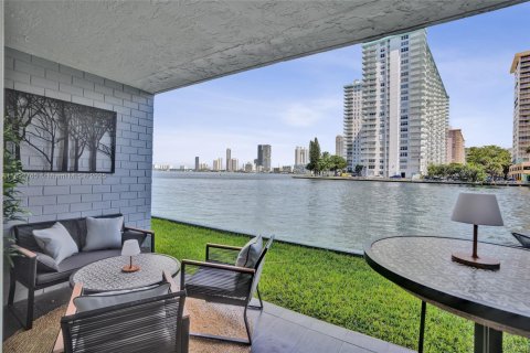 Appartement à louer à North Miami Beach, Floride: 1 chambre, 77.76 m2 № 1946428 - photo 1