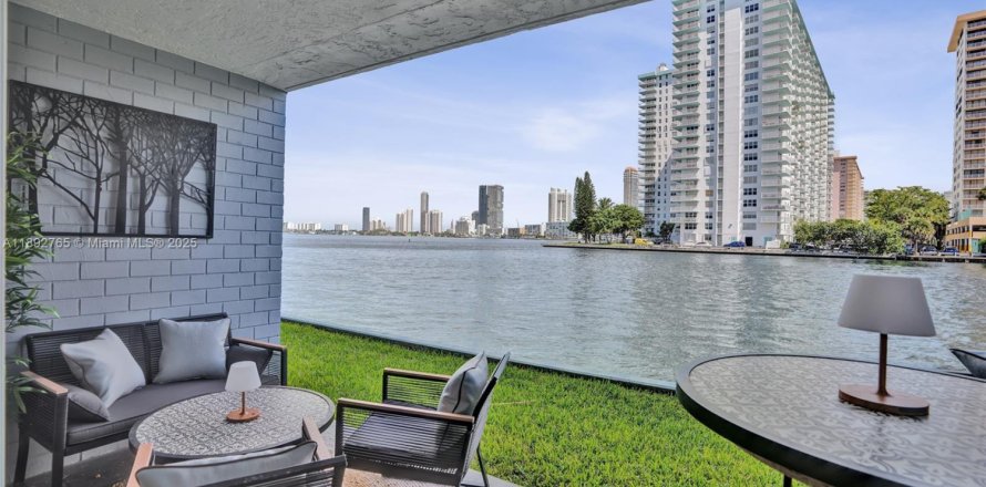 Appartement à North Miami Beach, Floride 1 chambre, 77.76 m2 № 1946428