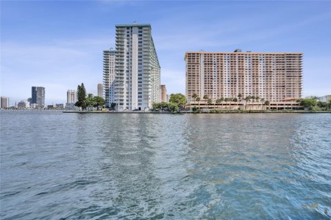 Appartement à louer à North Miami Beach, Floride: 1 chambre, 77.76 m2 № 1946428 - photo 23