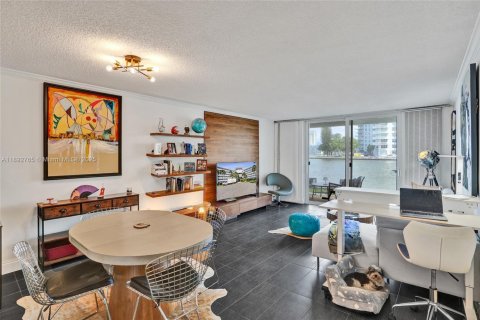 Appartement à louer à North Miami Beach, Floride: 1 chambre, 77.76 m2 № 1946428 - photo 3