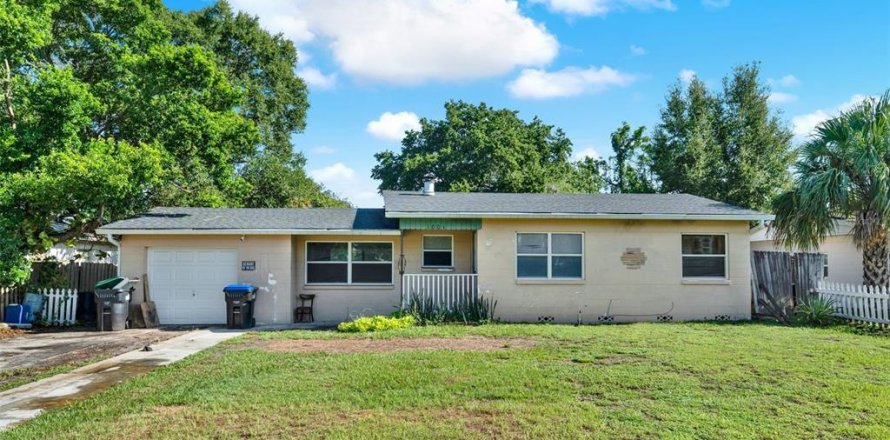 House in Orlando, Florida 2 bedrooms, 101.36 sq.m. № 1870376