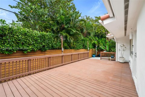 Villa ou maison à louer à Miami, Floride: 3 chambres, 137.87 m2 № 2017675 - photo 3