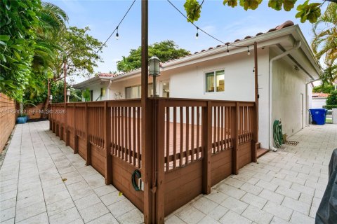 Villa ou maison à louer à Miami, Floride: 3 chambres, 137.87 m2 № 2017675 - photo 4