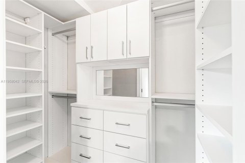 Villa ou maison à louer à Miami, Floride: 3 chambres, 137.87 m2 № 2017675 - photo 20