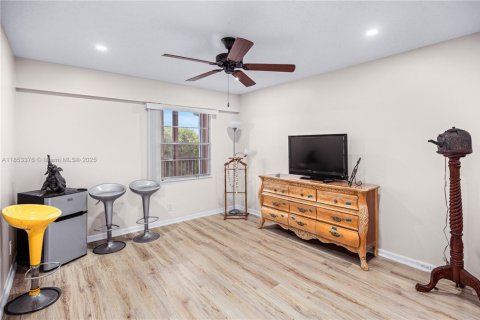 Condo in Pembroke Pines, Florida, 2 bedrooms  № 1874826 - photo 10