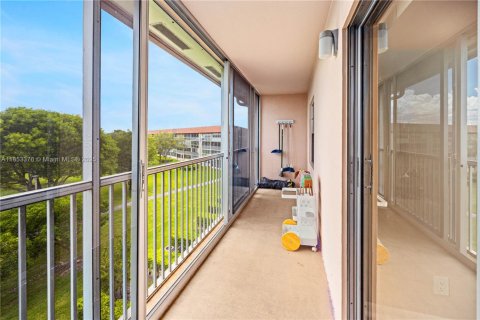 Condo in Pembroke Pines, Florida, 2 bedrooms  № 1874826 - photo 3
