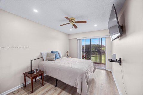Condo in Pembroke Pines, Florida, 2 bedrooms  № 1874826 - photo 14